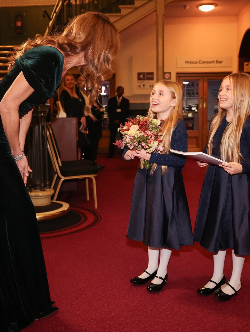 La Princesa Kate Middleton recibiendo flores por dos niñas | Foto: Instagram