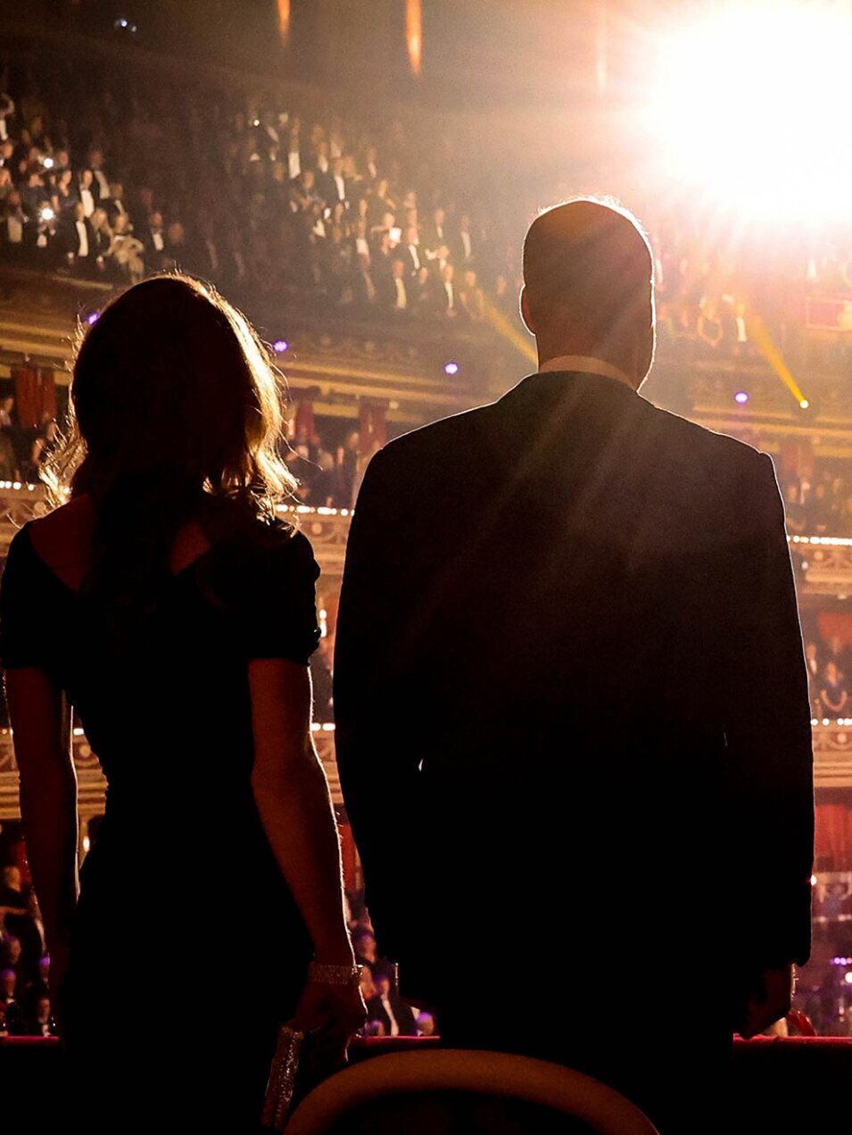 Kate Middleton y el Príncipe Guillermo de pie en el palco en al gala the Royal Variety Charity | Foto: Instagram