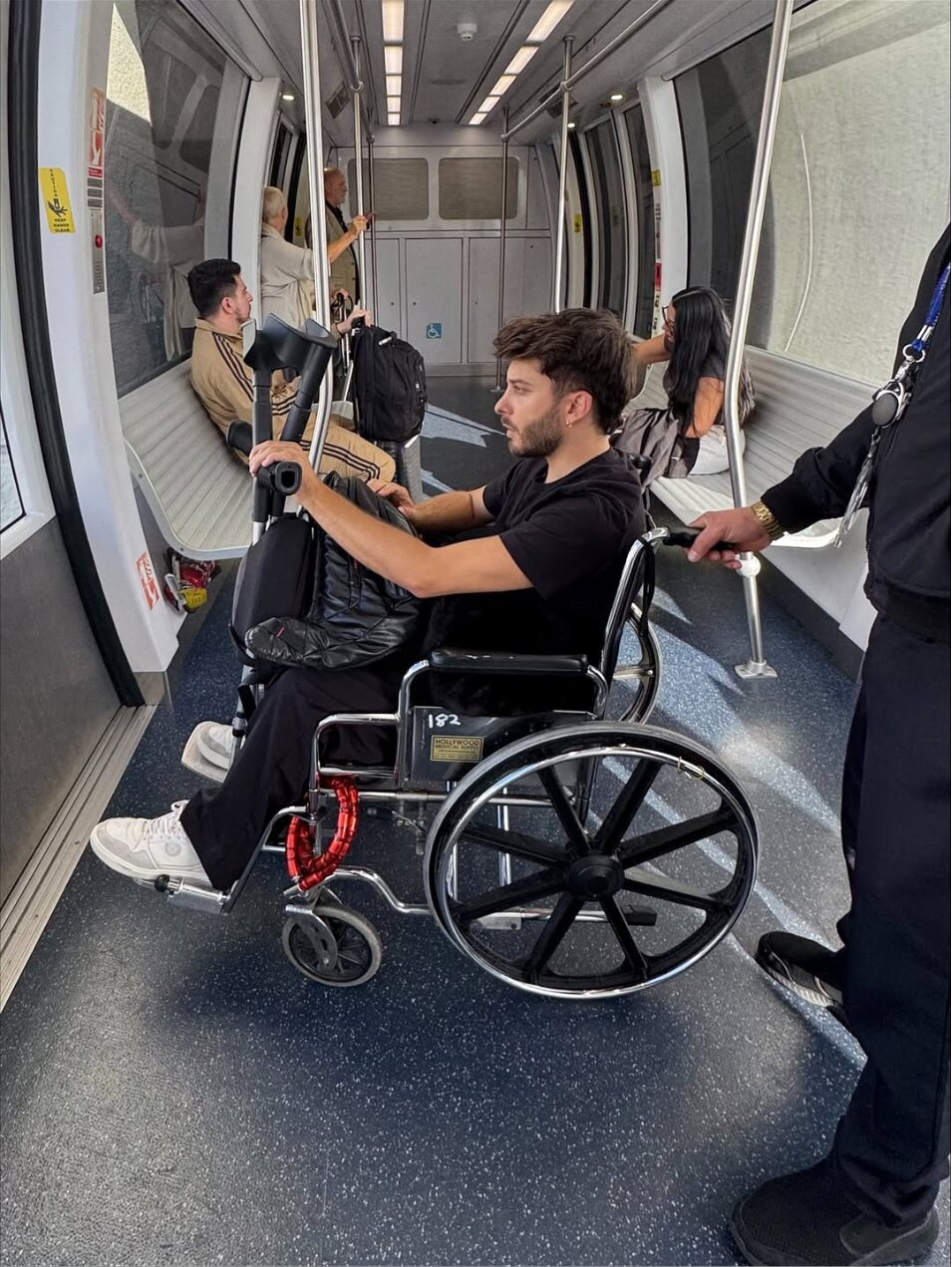 Blas cantó en silla de ruedas en el metro de México | Foto: Instagram 