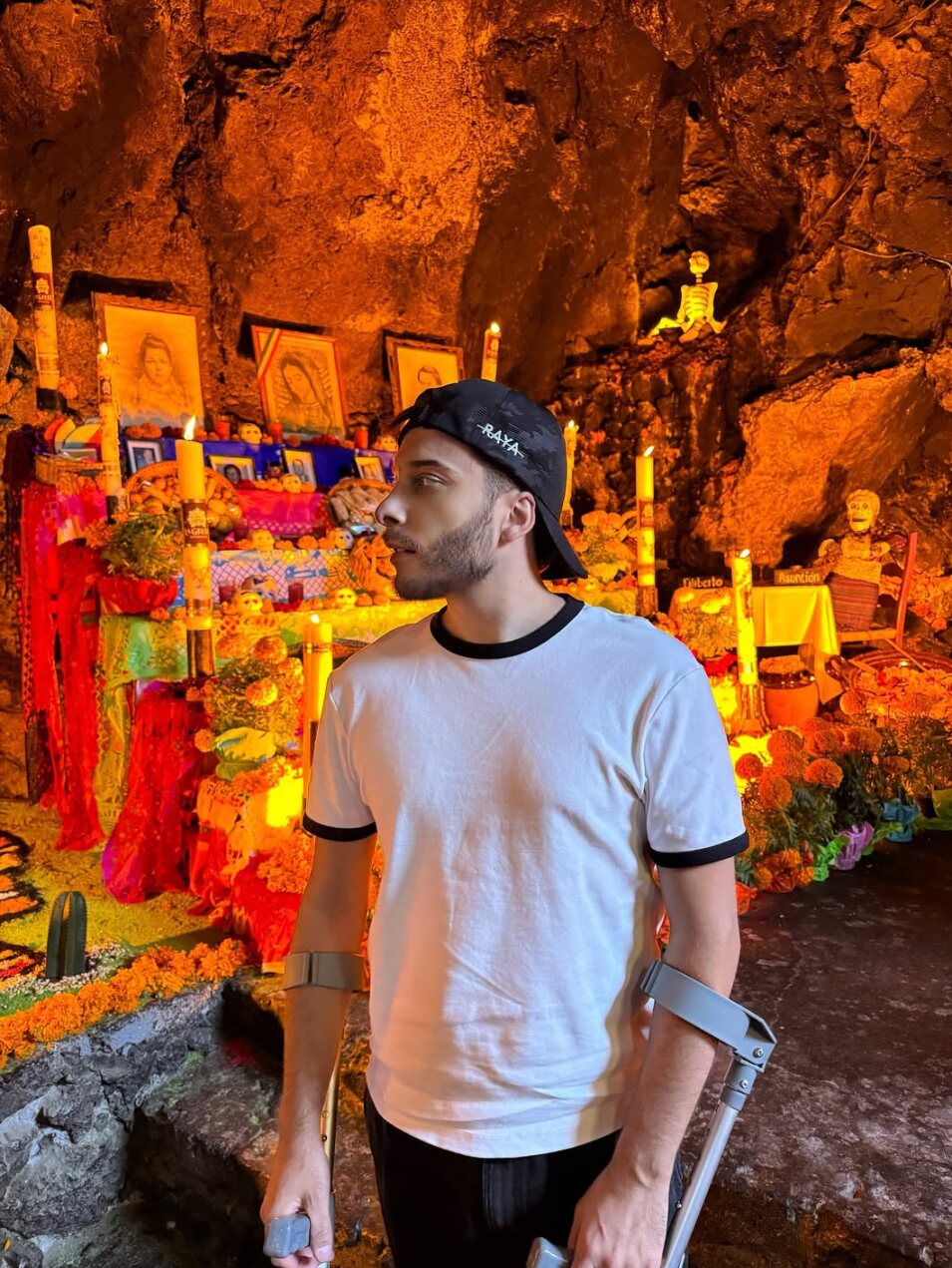 Blas Cantó con sus muletas en uno de los altares del día de muertos en México | Foto: Instagram