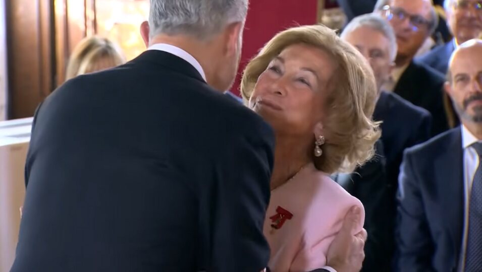 El Rey Felipe VI da dos besos a la Reina Sofía tras entregarle el Toisón de Oro | Foto: YouTube