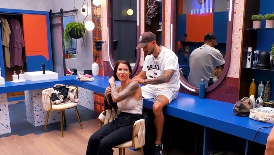 Cristian dando un masaje a Patricia en los hombros | Foto: Telecinco.es