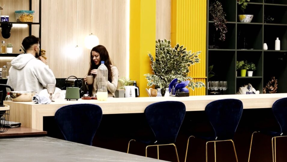 Cristian y Patricia teniendo una conversación a altas horas de la madrugada en la cocina | Foto: Telecinco.es