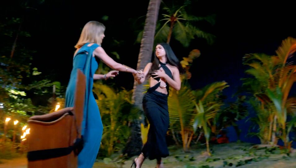 Helena es frenada por Sandra Barneda tras ver la infidelidad de su novio Rodri | foto: Telecinco.es