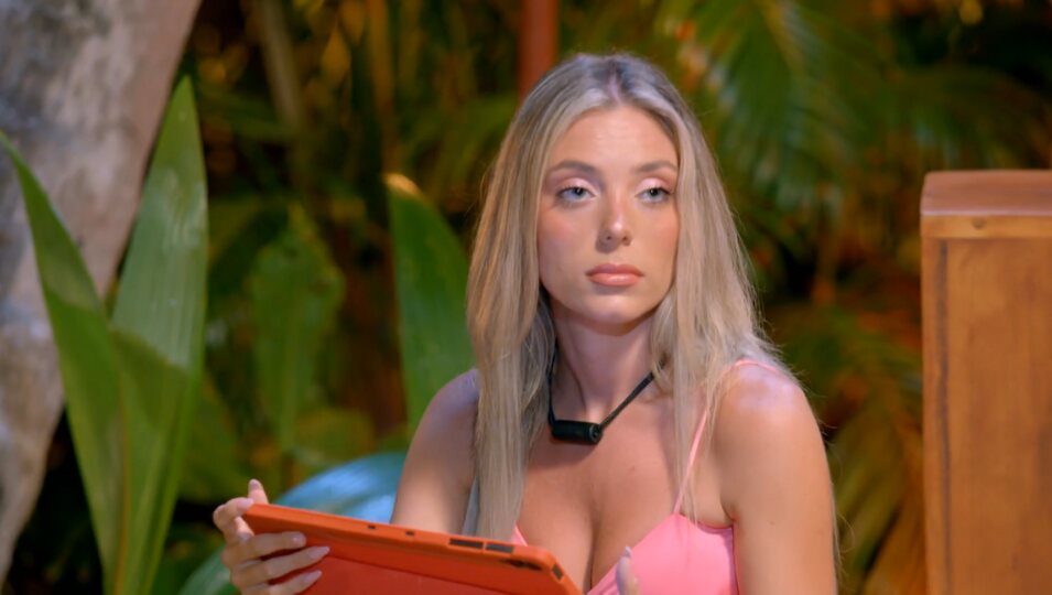 Claudia ve sus imágenes con Gerard | Fotografía: Telecinco