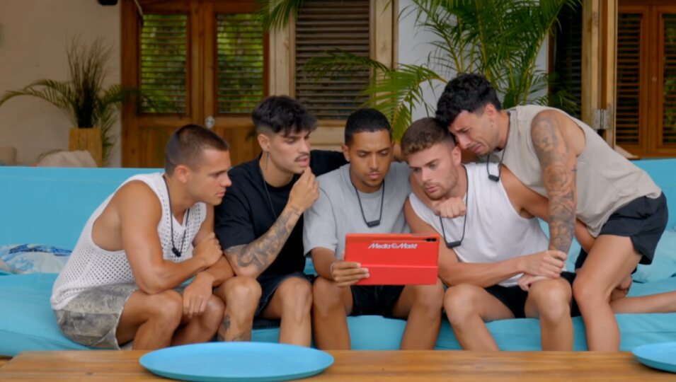 Juanpi se derrumba al ver las imágenes de su madre en la hoguera con su novia Sandra | Foto: Telecinco.es