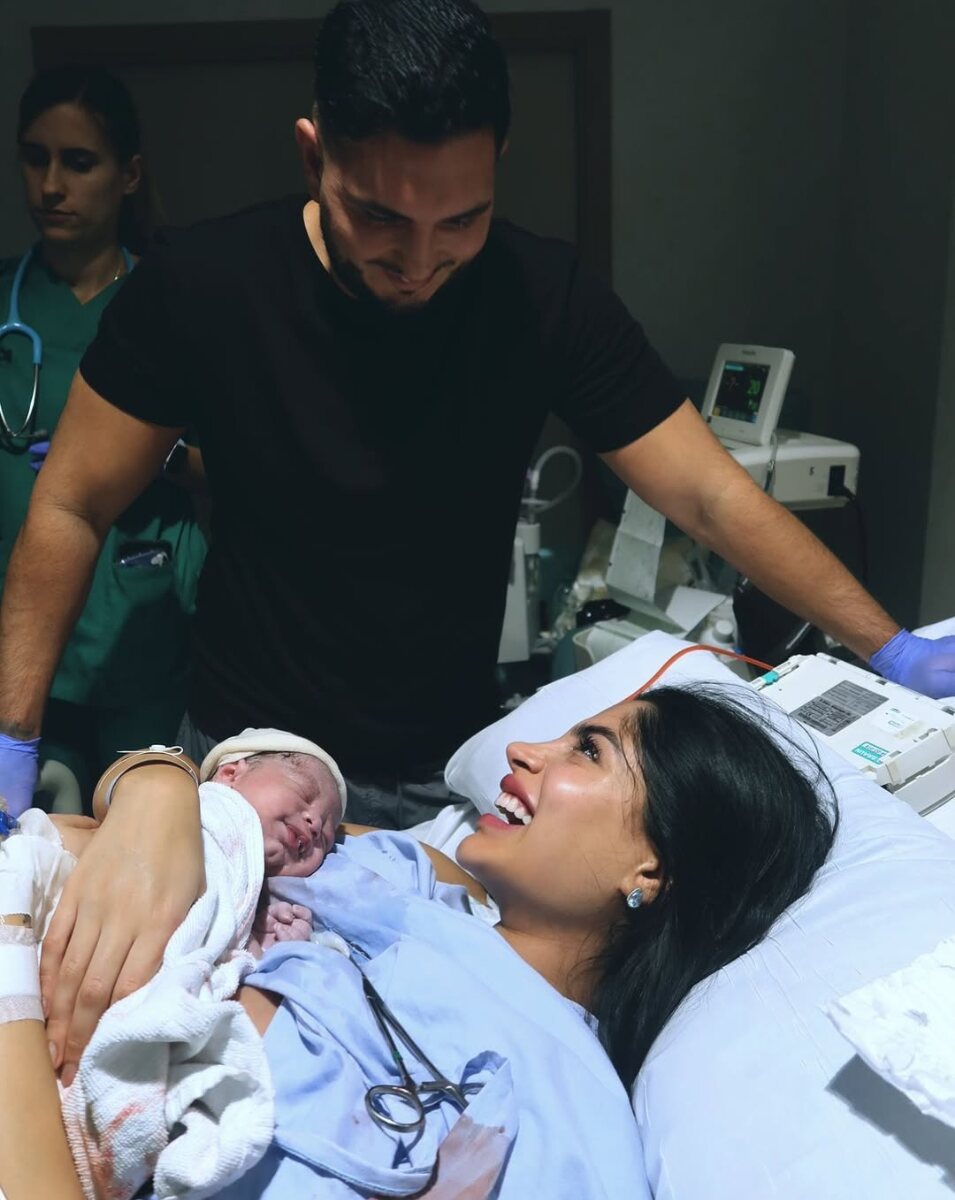 Lola y Omar en el hospital con el bebé | Fotografía: RRSS