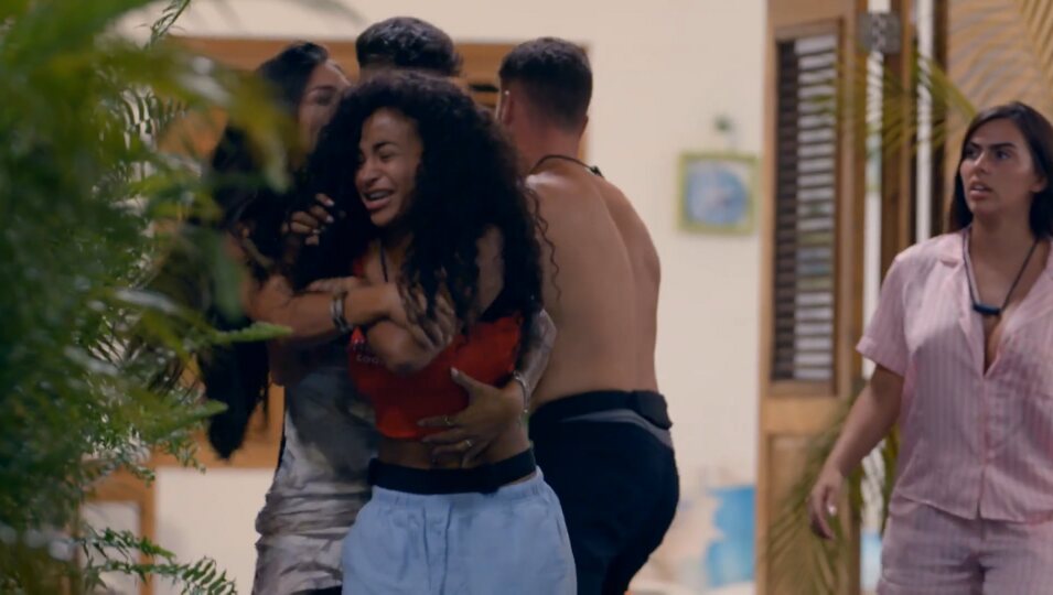 Mayeli se cuela en 'Villa Montaña' | Fotografía: Telecinco