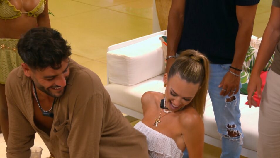 Gerard y Almudena bailando mientras Claudia está en la Hoguera de confrontación | Foto: Telecinco.es