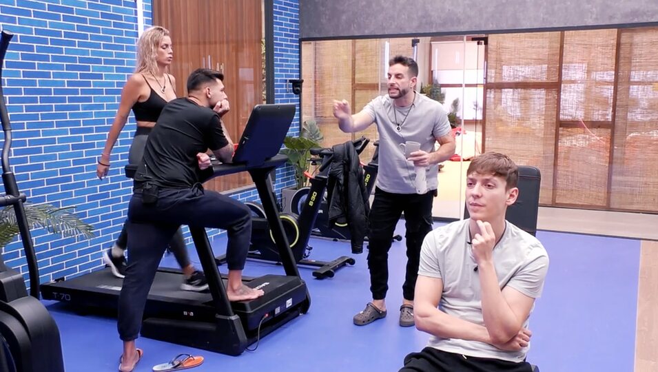 Íñigo habla de las estrategias con sus compañeros | Fotografía: Telecinco