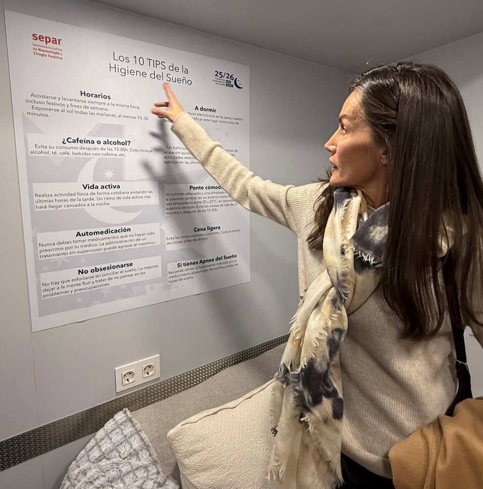 La Reina Letizia visitando la exposición de la unidad móvil del Año SEPAR | Foto: Instagram