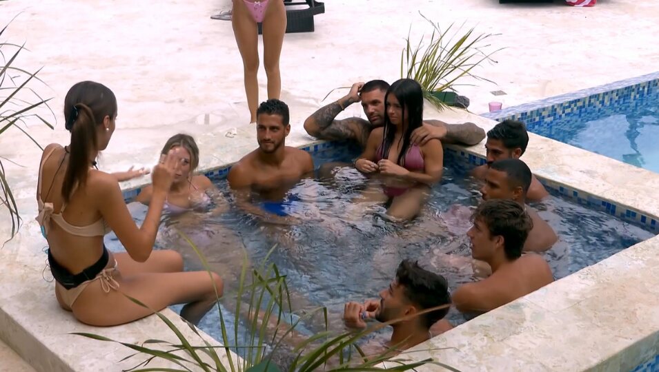 Todos los concursantes hablando en el jacuzzi junto a la nueva | Foto: Telecinco.es