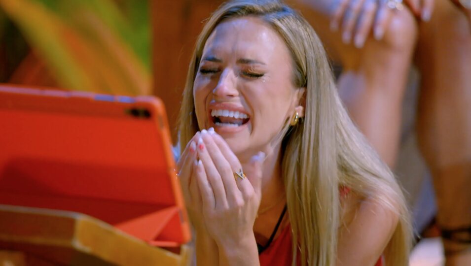 Almudena se desploma en la hoguera | Fotografía: Telecinco