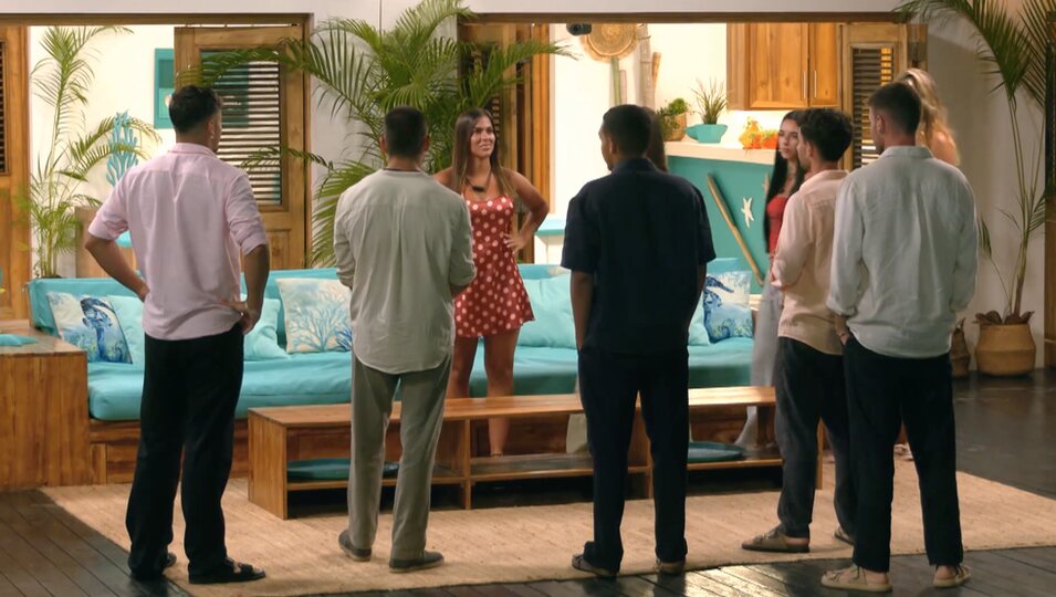 Enrique conoce a Érika y al resto de tentadoras | Fotografía: Telecinco