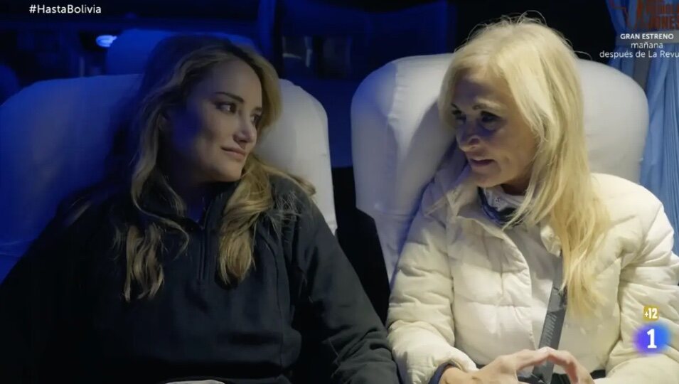 Cristina y Alba hablando en el autobús | Foto: RTVE