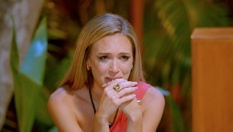 Almudena llorando tras las palabras de Darío | Fotografía: Telecinco