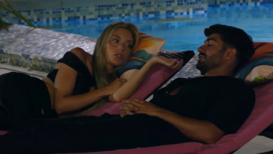 Claudia y Aitor en las hamacas sincerándose | Foto: Telecinco.es