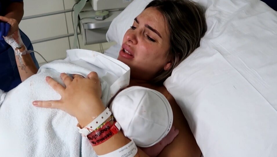 Patricia con Cala en brazos | Foto: telecinco.es