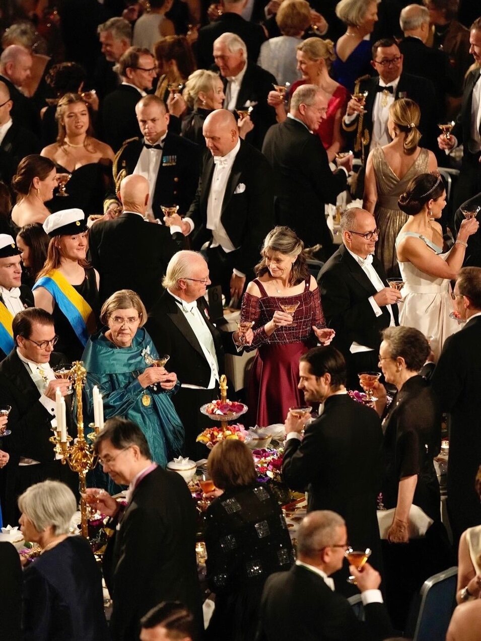 La familia Real de Suecia en la ceremonia de entrega de los Premios Nobel sin Sofía | foto: Instagram 