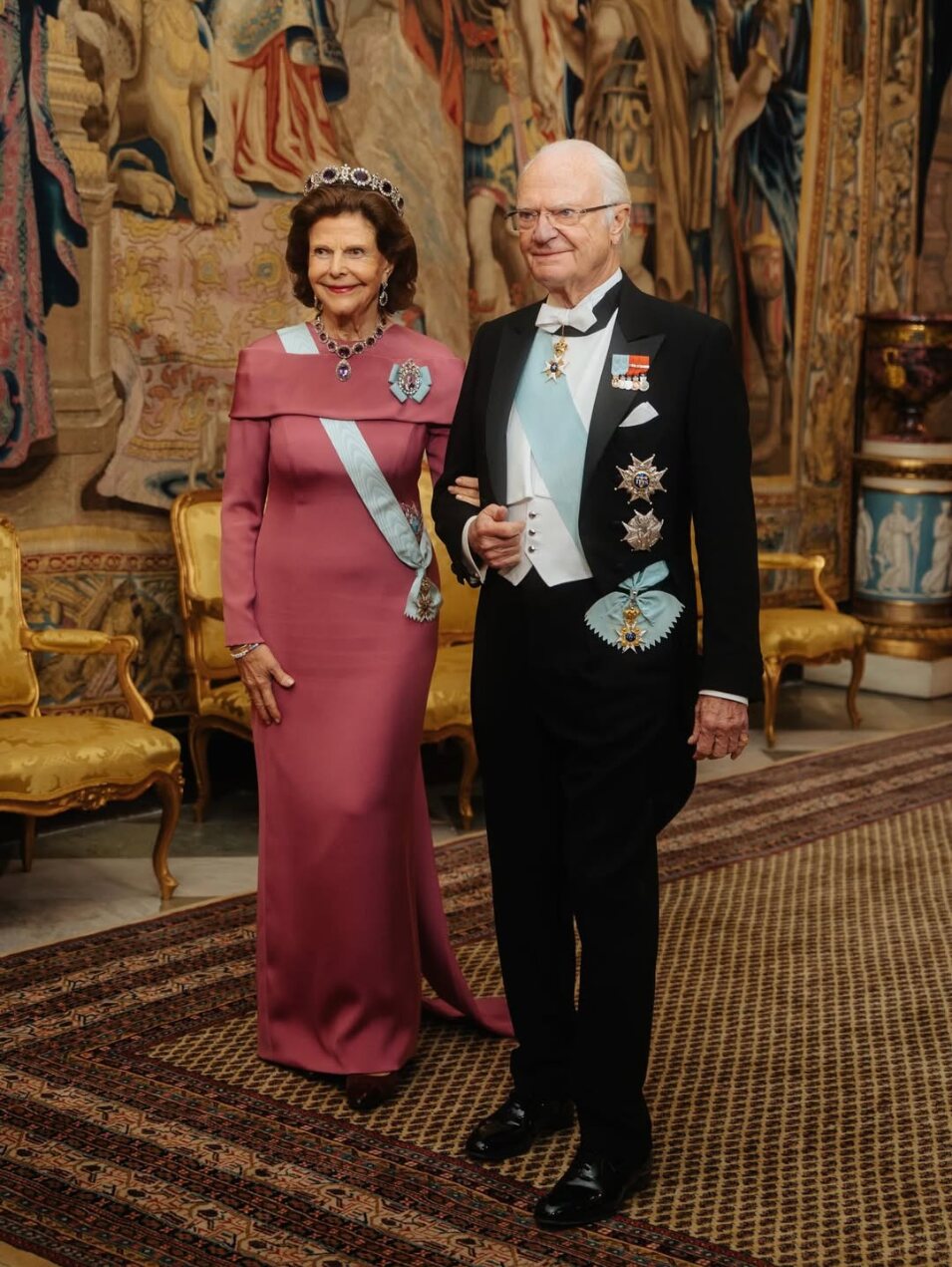 el Rey Carlos XVI Gustavo y la Reina Silvia en los Premios Nobel | Foto: Instagram