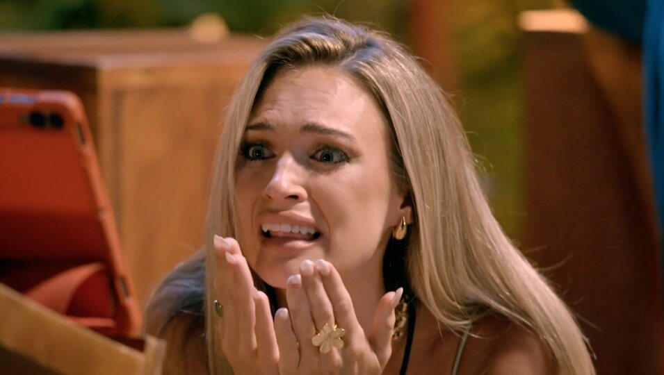 Almudena reacciona al beso de Darío y cristina | Fotografía: Telecinco 