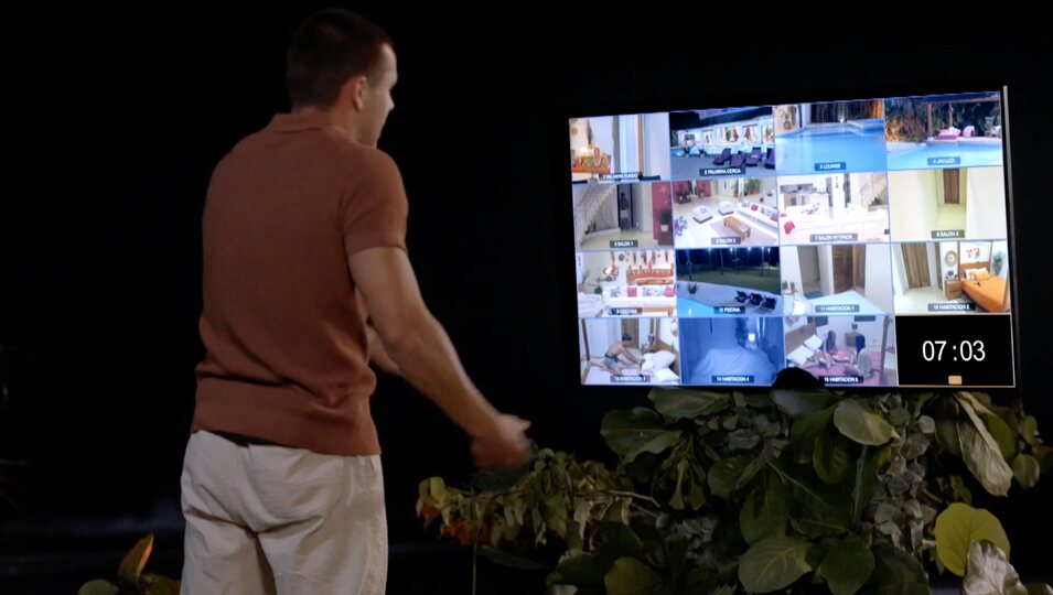 Rodri ve las imágenes de 'Villa Playa' en directo | Fotografía: Telecinco