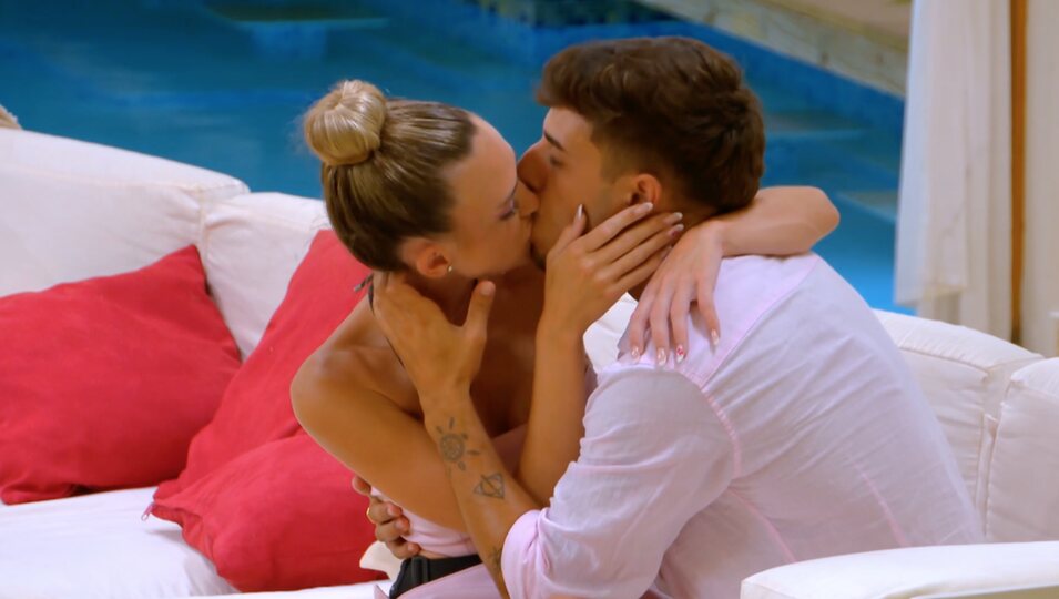 Almudena y Borja se besan | Fotografía: Telecinco