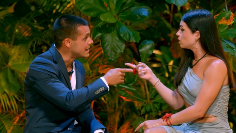 Rodri y Helena discutiendo en la hoguera de confrontación | Foto: Telecinco.es