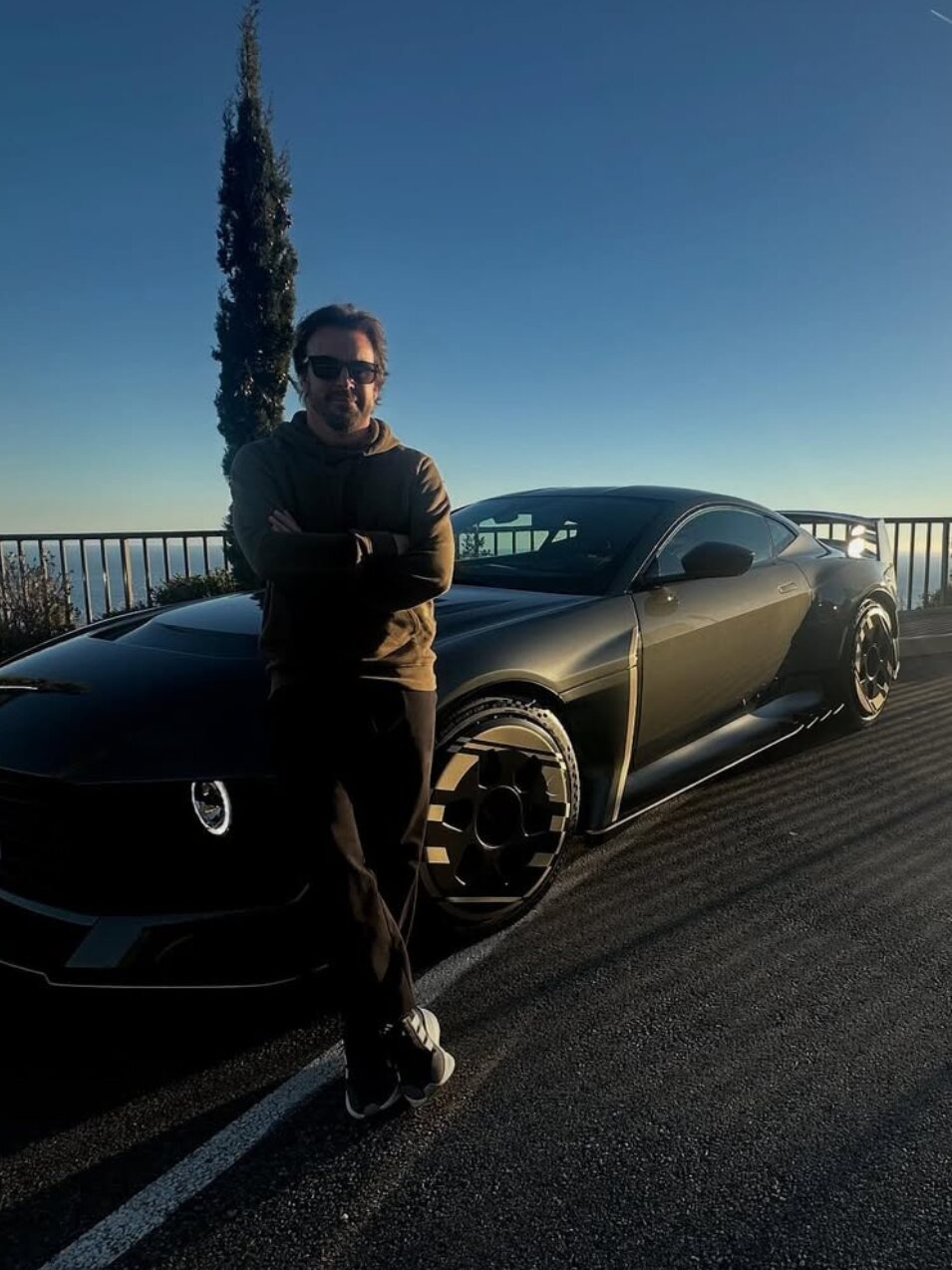 Fernando Alonso junto a su Aston Martin | Foto: Instagram