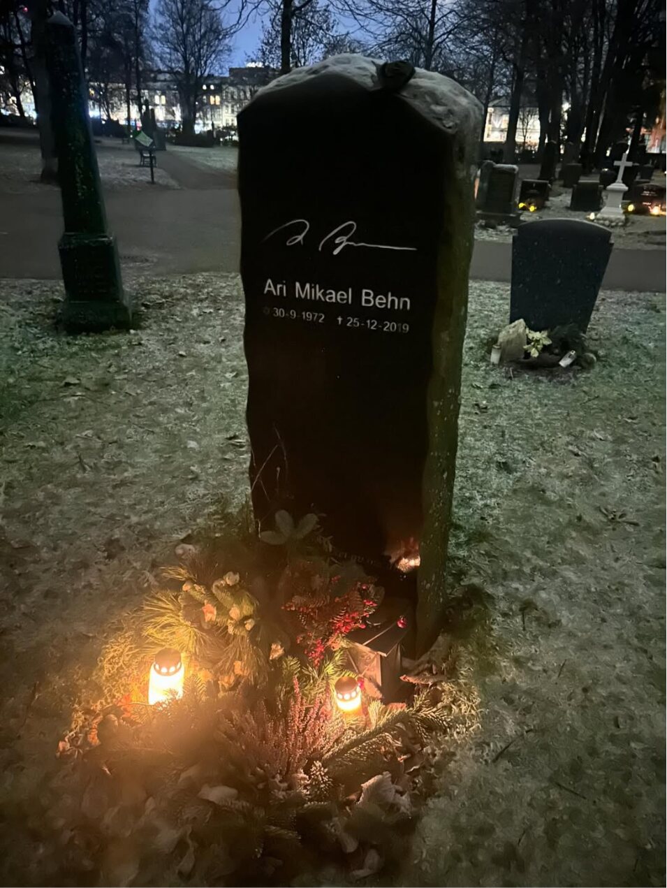 Tumba de Ari Behn adornada con velas | Foto: Instagram