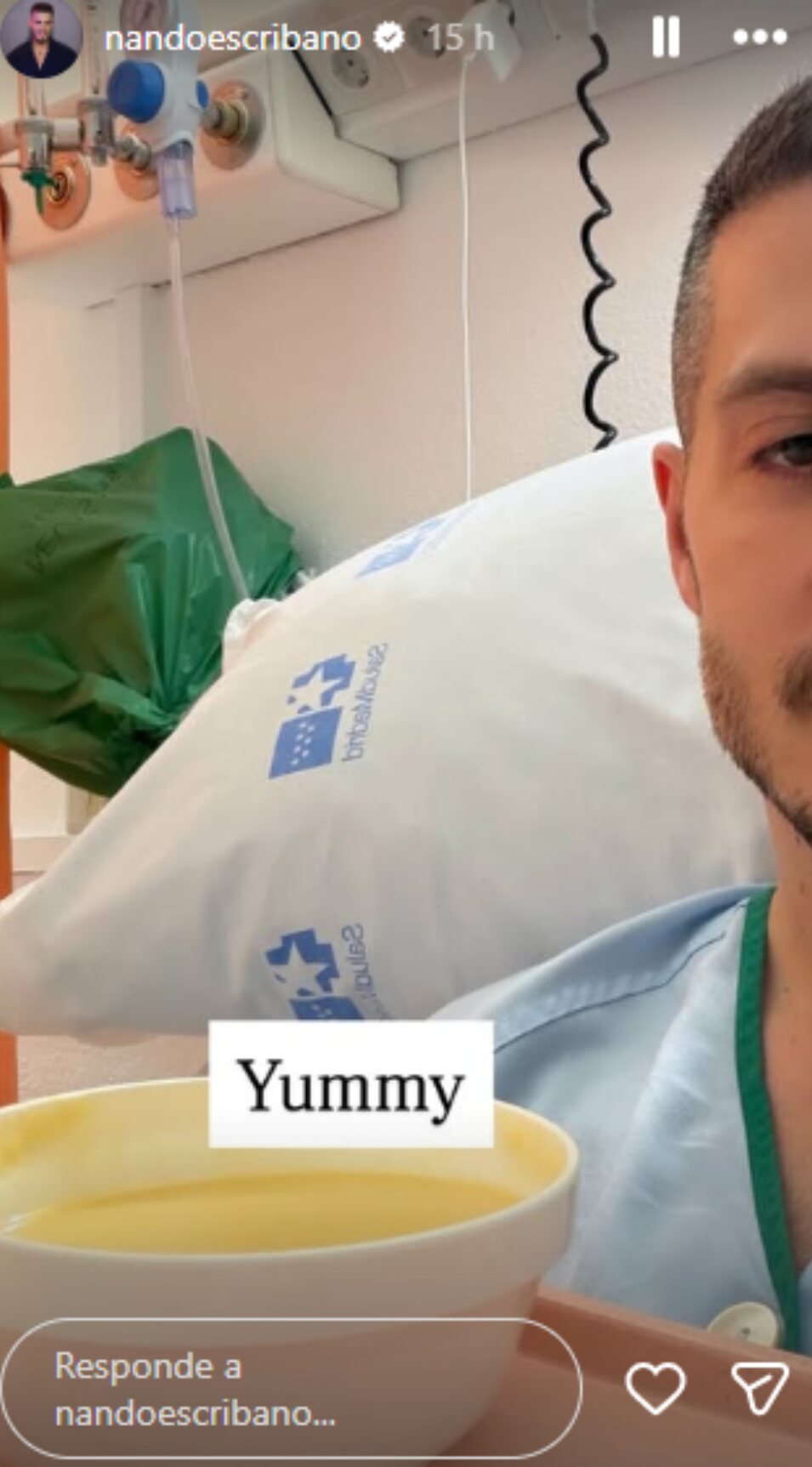 Nando Escribano mostrando la comida del hospital | Foto: Instagram