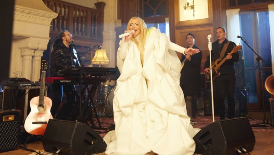 La Oreja de Van Gogh con Amaia Montero en la gala de Nochevieja | Fotografía: RRSS