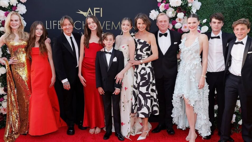 Nicole Kidman junto a sus hijas, Keith Urban y toda la familia en una alfombra roja | Foto: Instagram