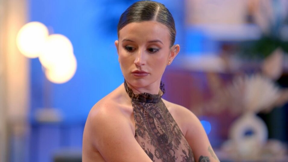 Sandra escucha la versión de Andrea | Foto: telecinco.es