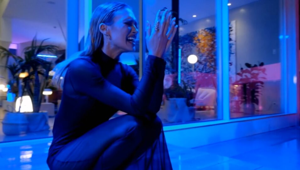 Almudena se derrumba fuera del plató | Foto: Telecinco.es