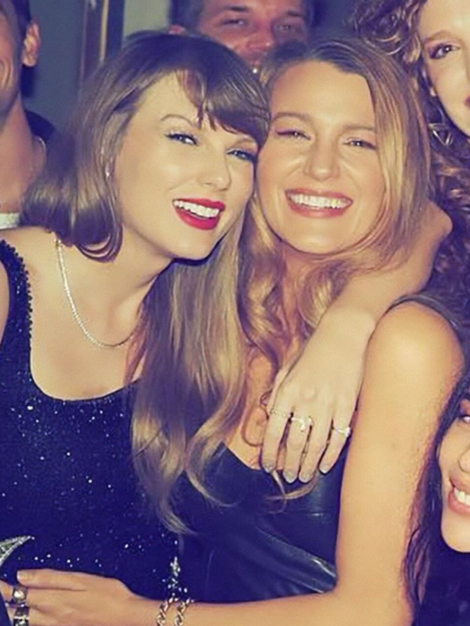 Blake Lively y Taylor Swift abrazadas en una fiesta | Foto: Twitter