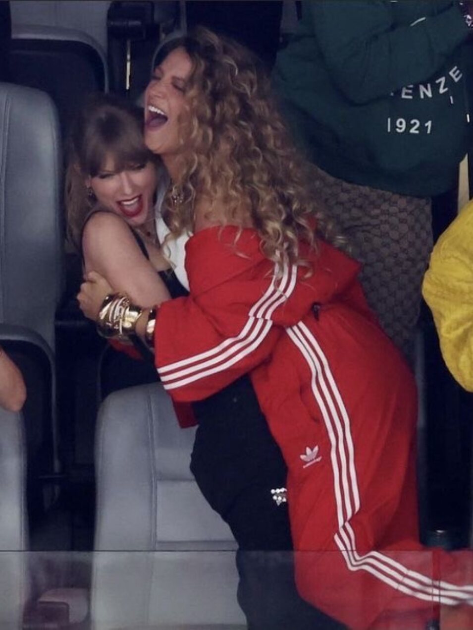 Taylor Swift levantando a Blake Lively en un partido de su prometido | Foto: Twitter