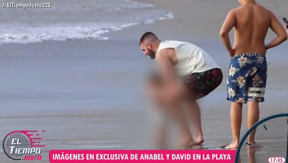 David en la playa con Alma | Foto: Telecinco.es
