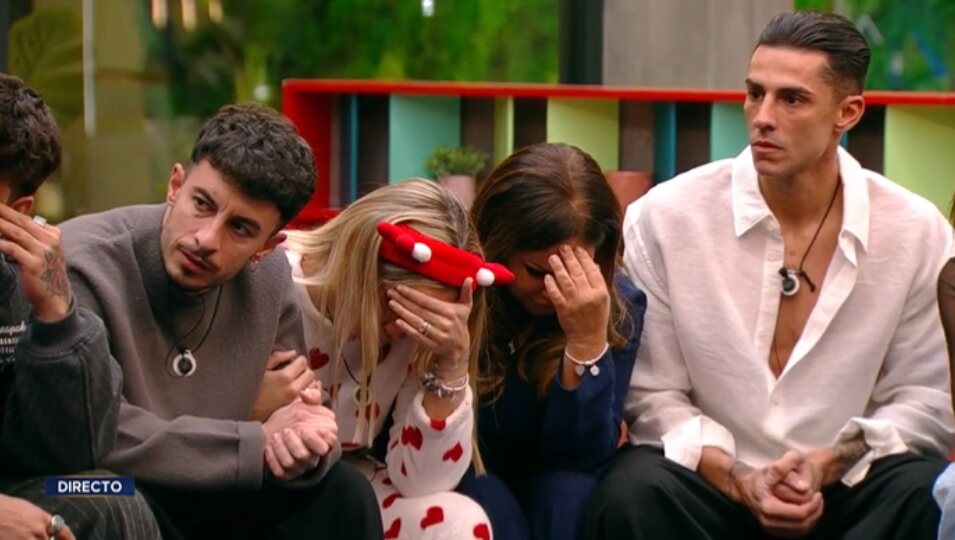 Los compañeros corren a abrazar a Antonio Canales en su regreso | Foto: Telecicno.es