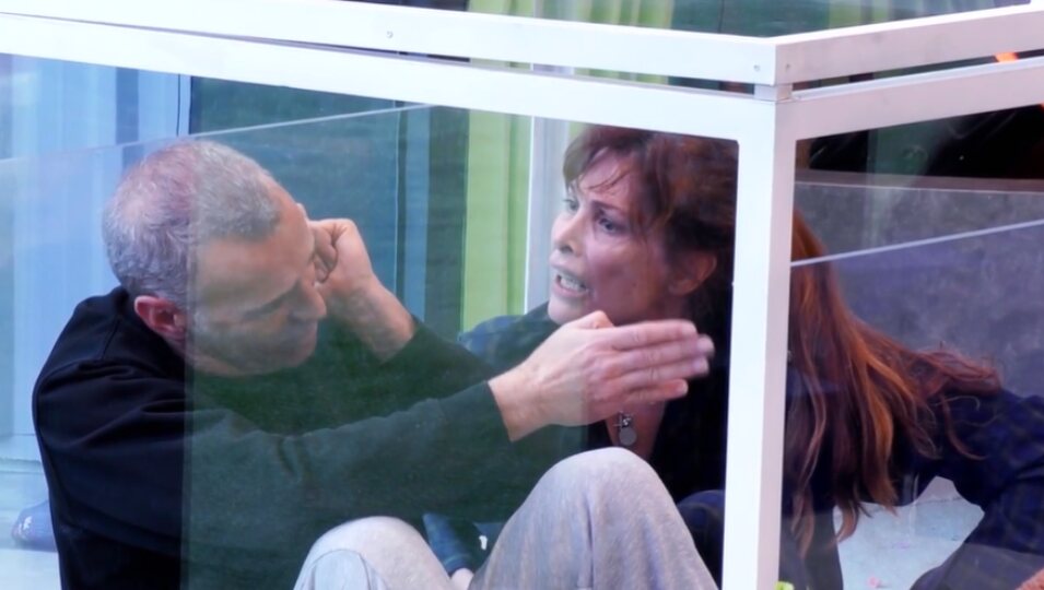 Carlos Lozano y Cristina Piaget encerrados en un cubo por la prueba de la semana | Foto: Telecinco.es