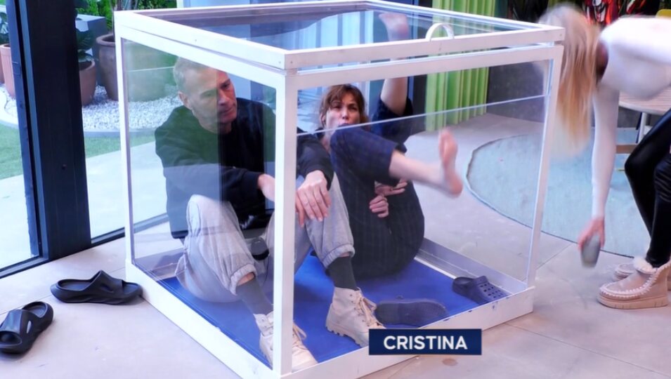 Carlos Lozano y Cristina Piaget encerrados en un cubo por la prueba de la semana | Foto: Telecinco.es