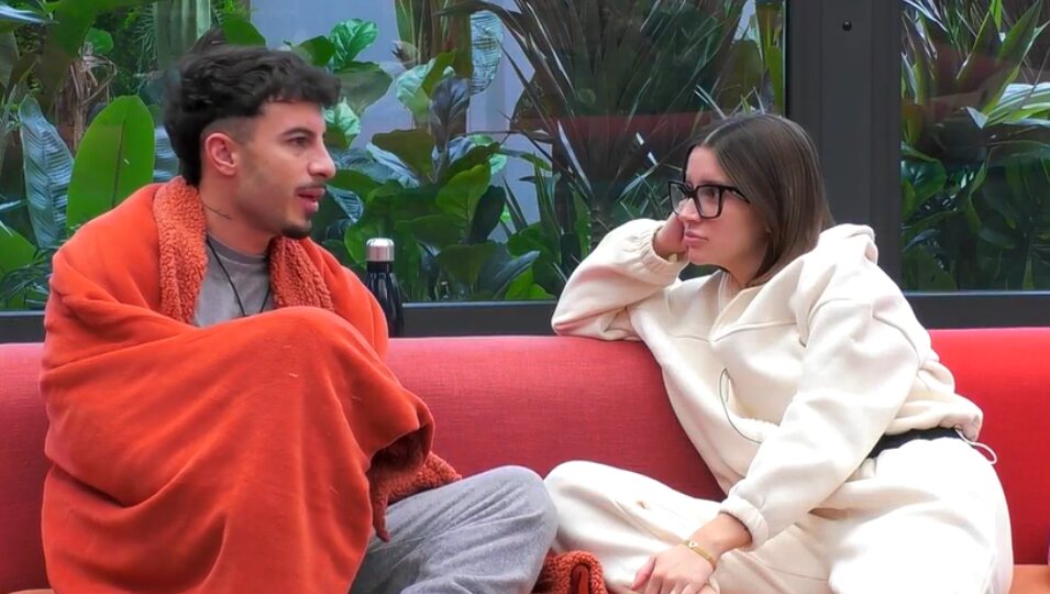 Juanpi y Sandra hablando en 'GH DÚO' | Fotografía: Telecinco