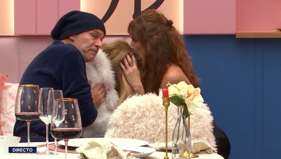 Cristina Piaget y Carlos Lozano consuelan a Cristina Piaget | Foto: Telecinco.es