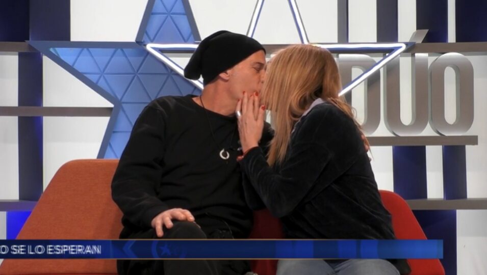 Carlos Lozano y Belén Ro se dan un beso tímido de despedida | Foto: Telecinco.es