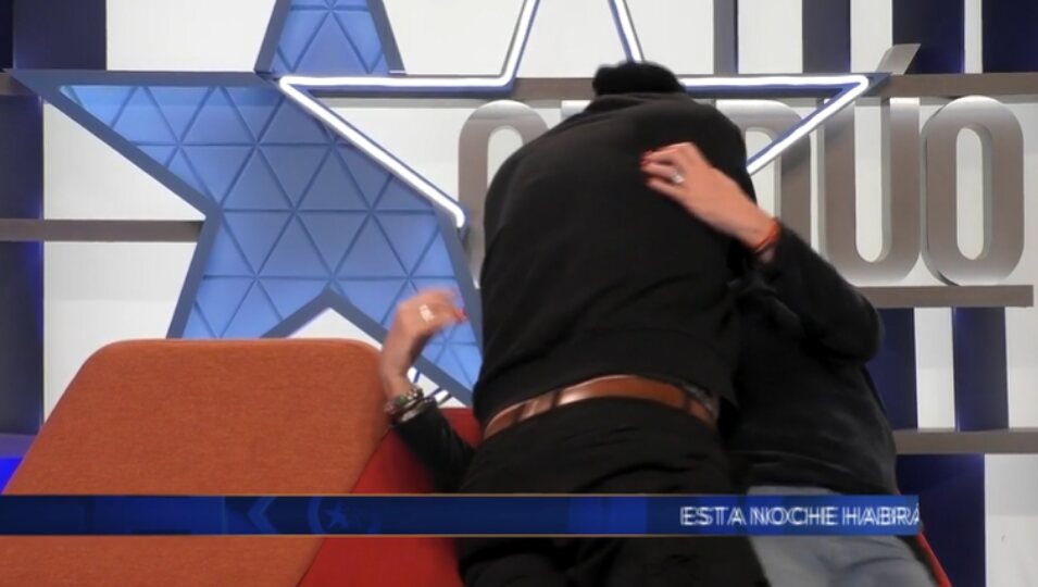 Carlos Lozano da un beso apasionado a Belén Ro y acaba en el suelo | Foto: Telecinco.es