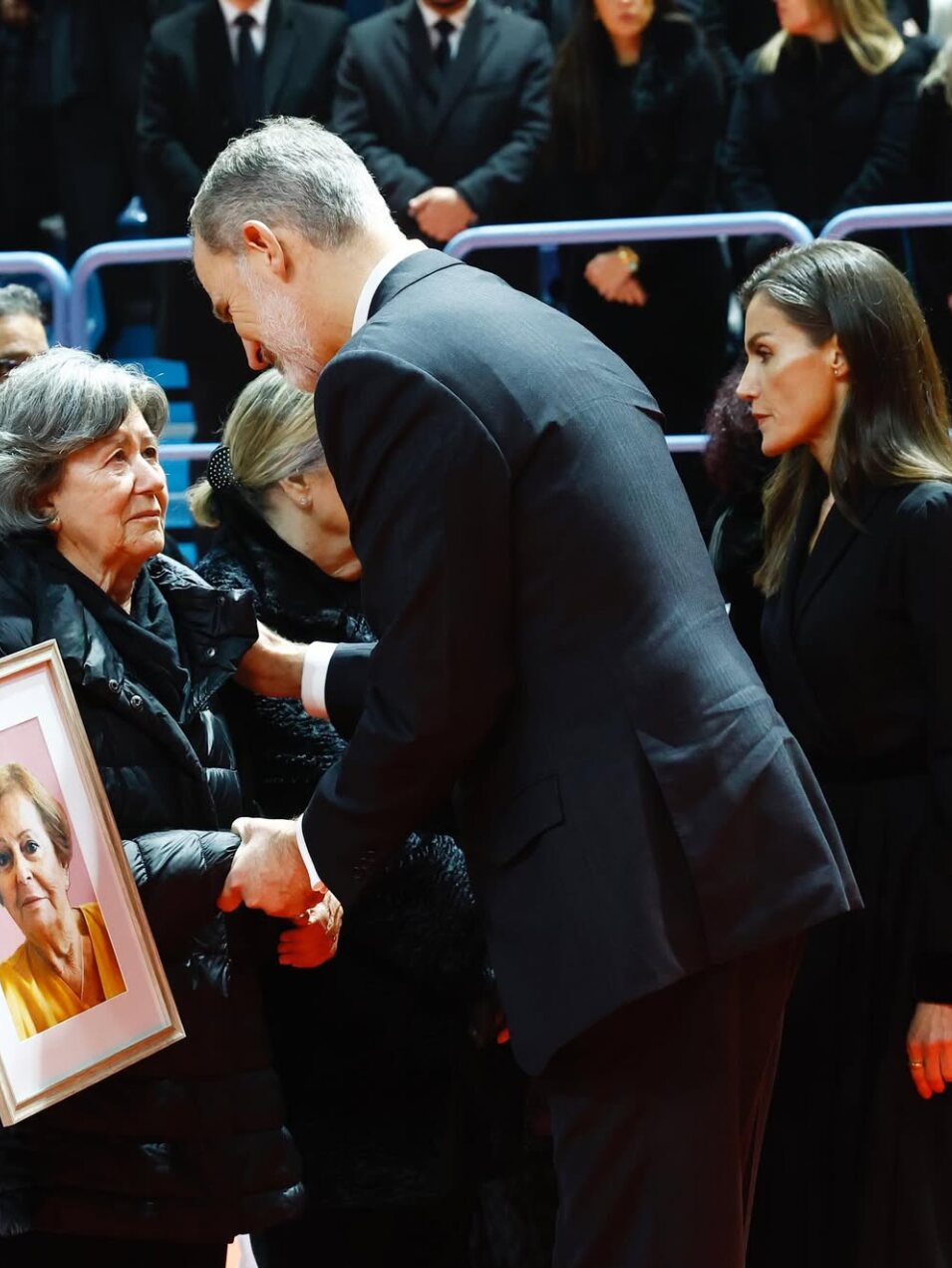 Los Reyes arropando a los familiares de las víctimas del accidente ferroviario | Foto: Instagram