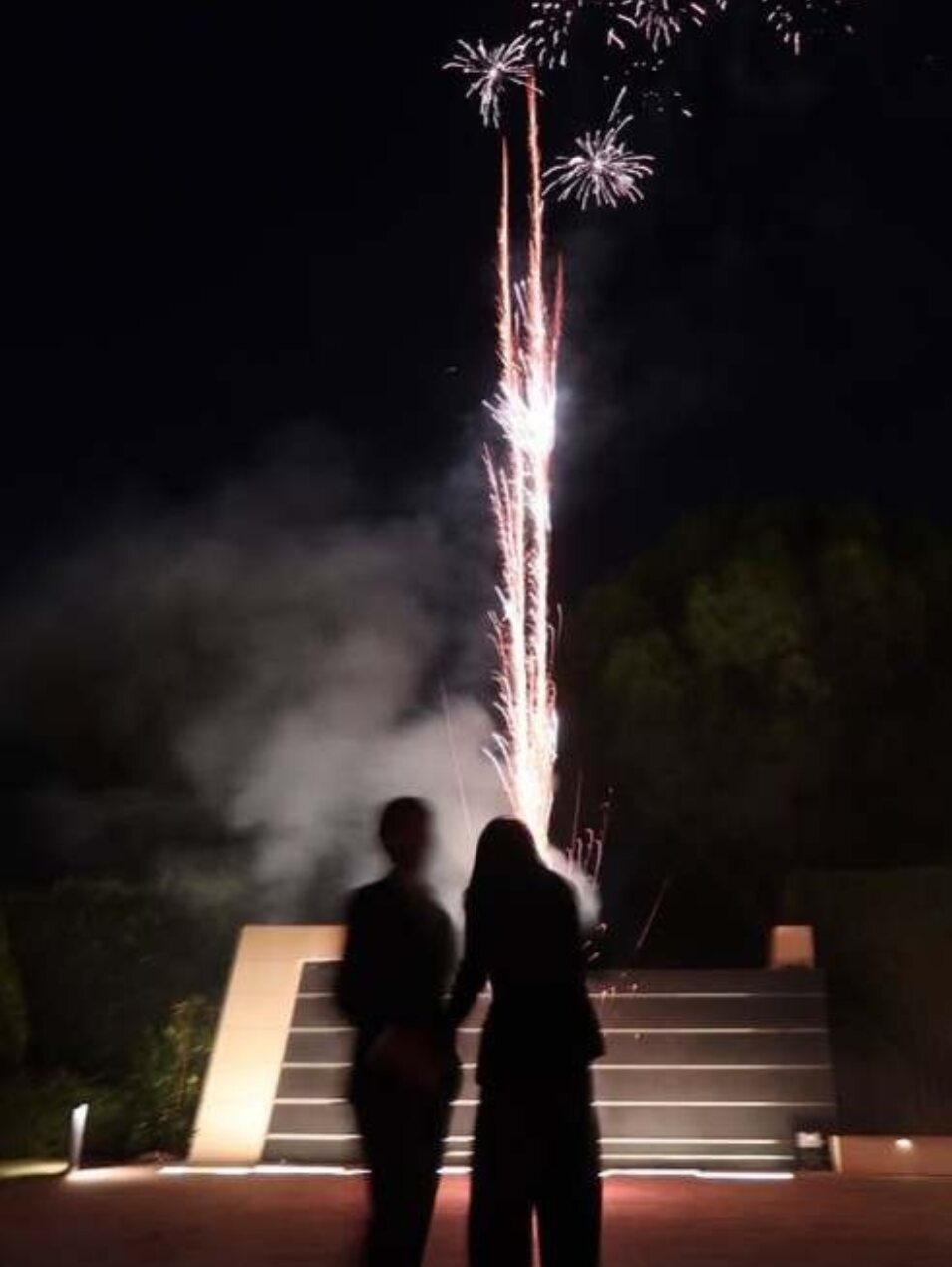  Jorge Navalpotro y Victoria Federica disfrutando juntos de unos fuegos artificiales | Foto: Instagram