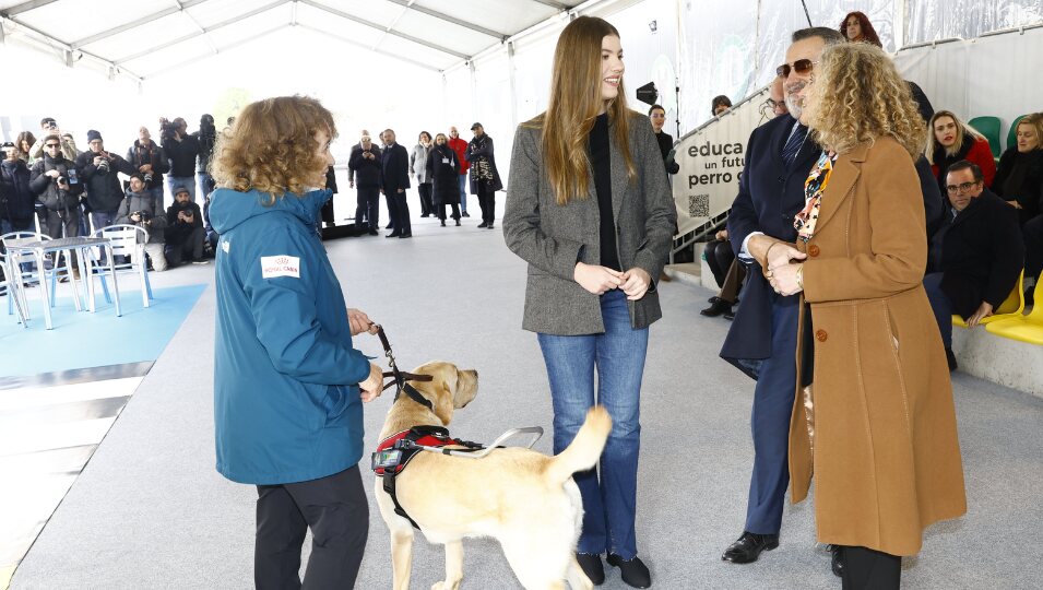 La Infanta Sofía junto a los perros guía en formación de la Fundación ONCE del Perro Guía | Foto: Twitter