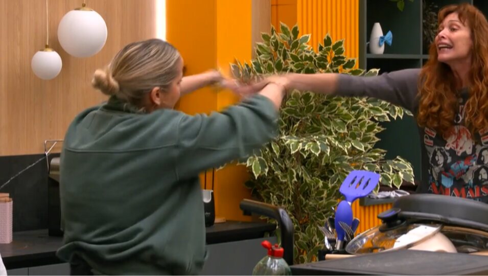 Cristina Piaget discutiendo con Gloria González por tirar las sobras de pasta | Foto: Telecinco.es