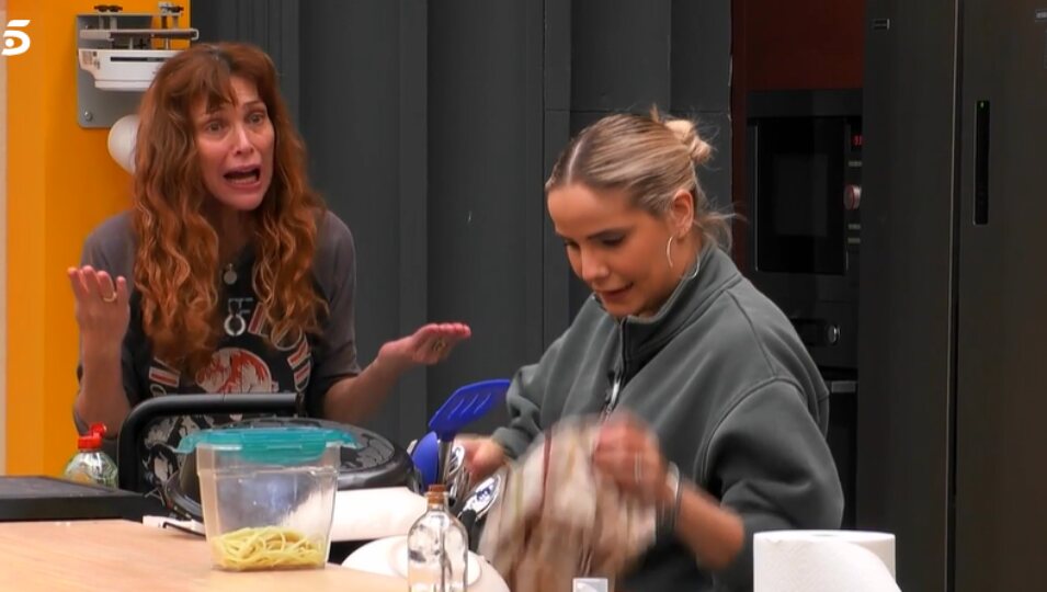Cristina Piaget discutiendo con Gloria González por tirar las sobras de pasta | Foto: Telecinco.es